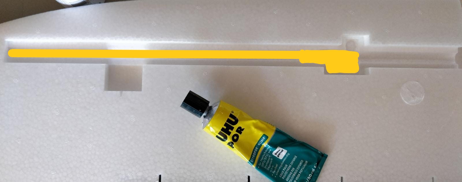 Apply UHU-POR to the surface marked yellow in the picture.